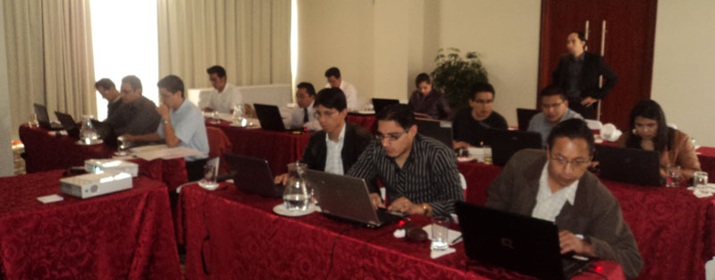 Oscar Amaya y los asistentes al curso de DIgSILENT