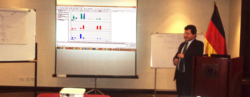 Manuel Castillo explicando algunos resultados de los ejercicios